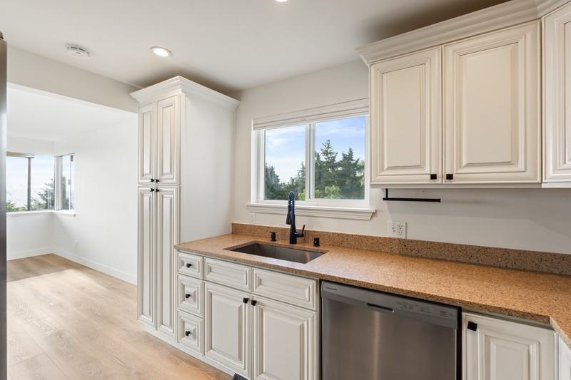 2410 37th Ave Sw - Photo 2 of 17