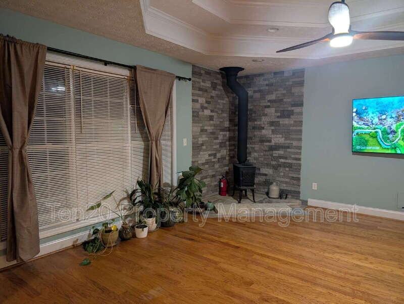 1914 Tranquil Ln - Photo 3 of 5