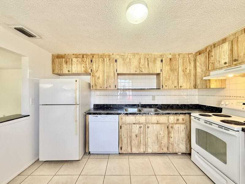 7071 Bee Ridge Rd - Photo 6 of 47