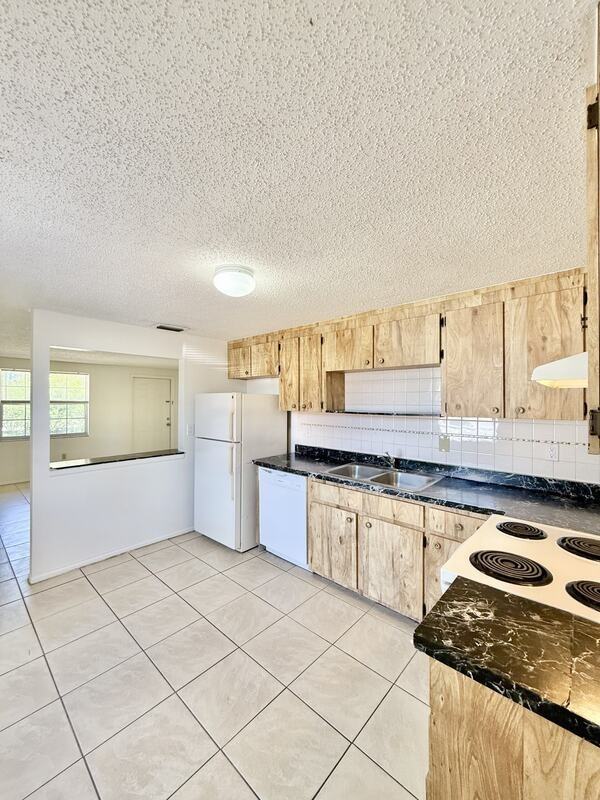 7071 Bee Ridge Rd - Photo 7 of 47