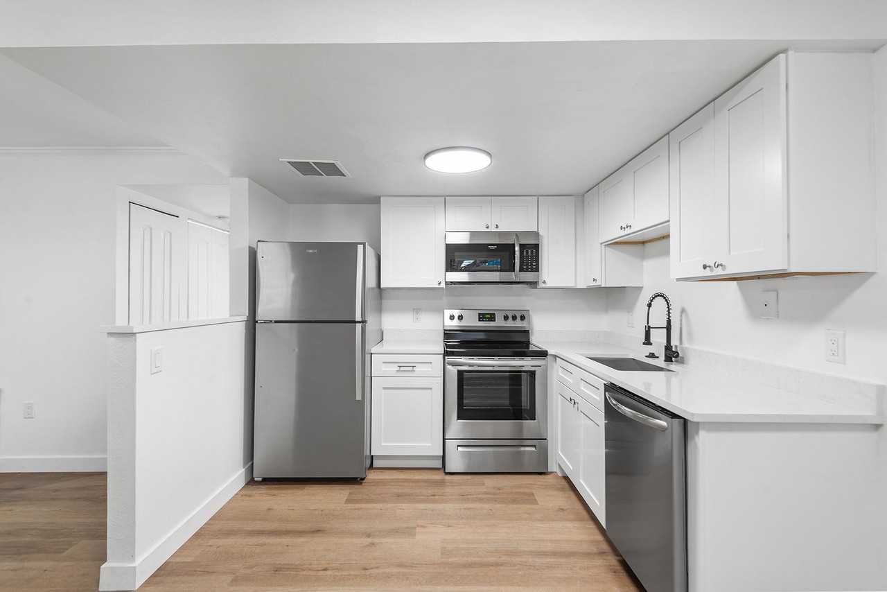 555 62nd St S - Photo 6 of 12