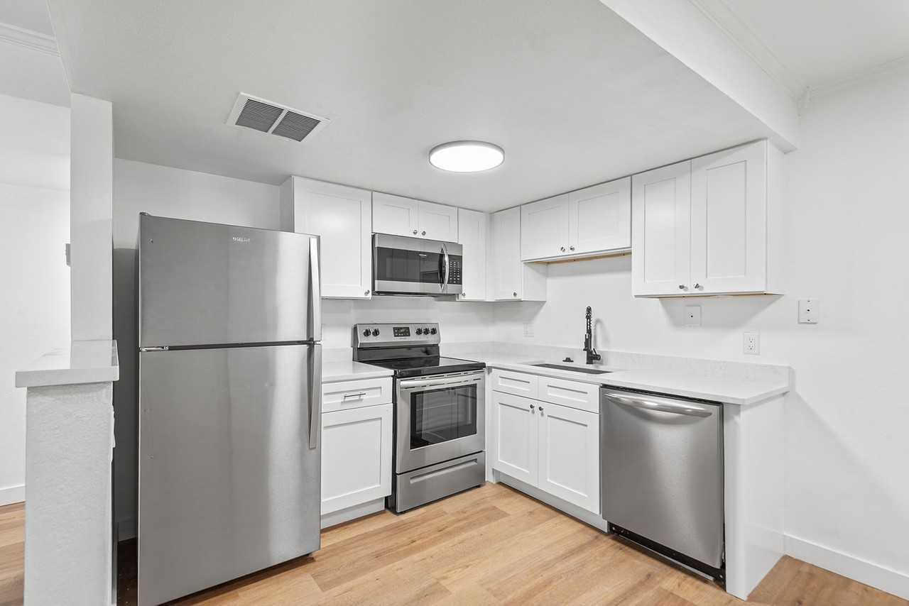 555 62nd St S - Photo 7 of 12
