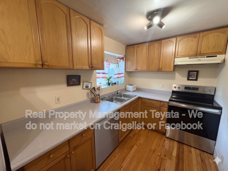 1405 Halleck St - Photo 4 of 12