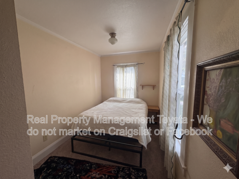1405 Halleck St - Photo 5 of 12