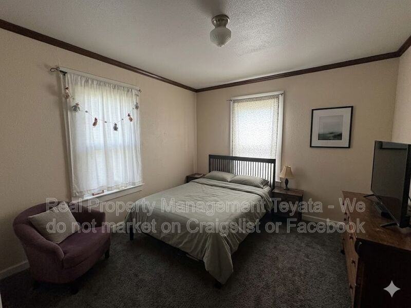 1405 Halleck St - Photo 6 of 12