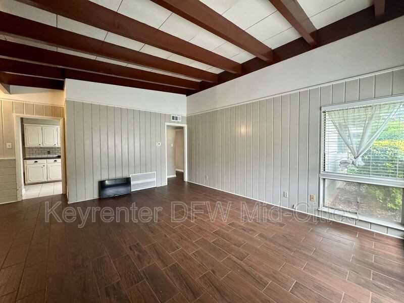 3104 Medina Ave - Photo 4 of 24