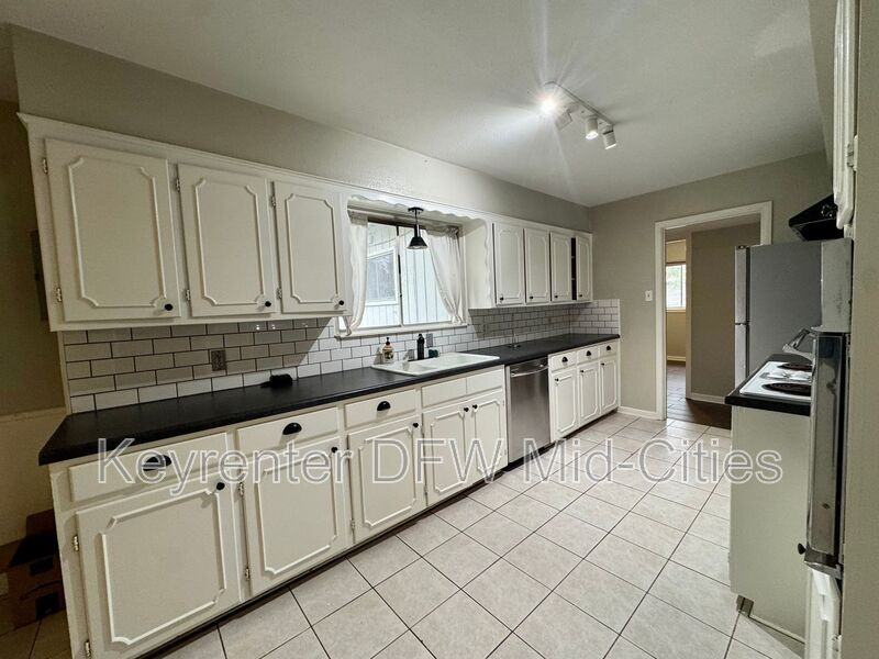 3104 Medina Ave - Photo 6 of 24