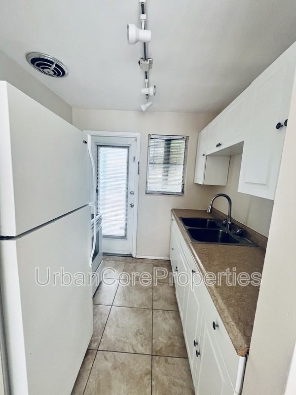 311 24th Ave N #C - Photo 3 of 9