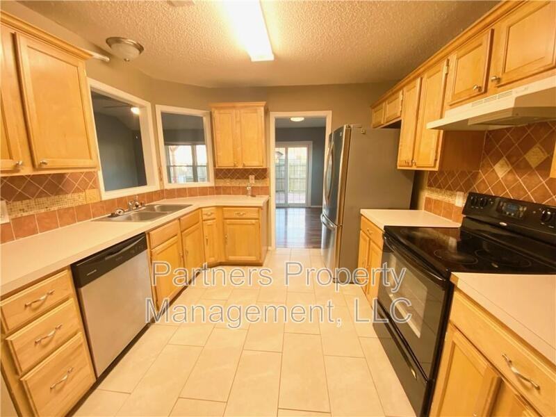 2830 Riverside St - Photo 4 of 15