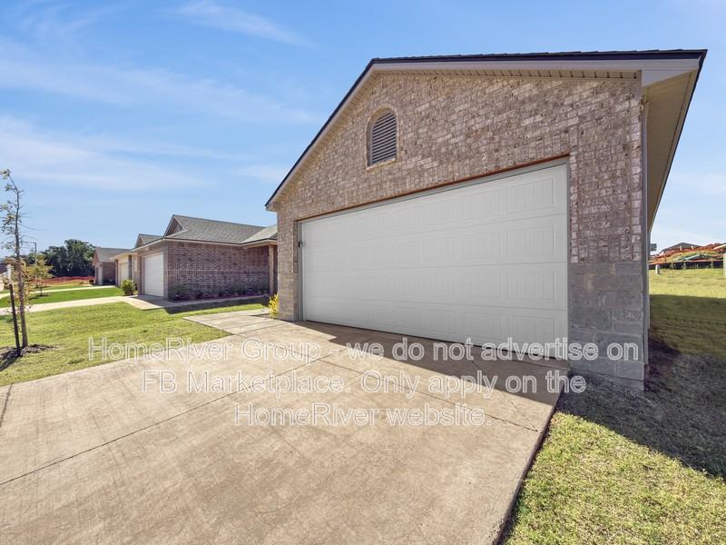 1211 Clydesdale Dr - Photo 3 of 21