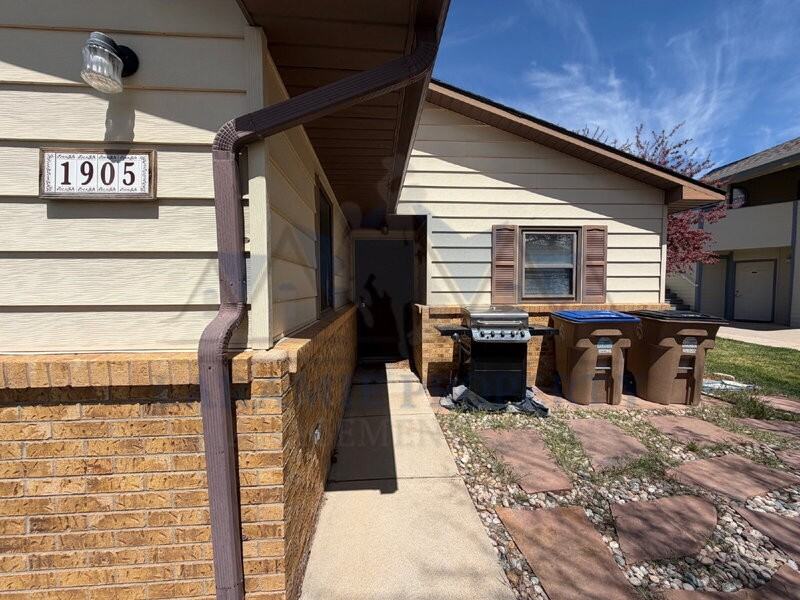 1905 Alsop Ln - Photo 2 of 24
