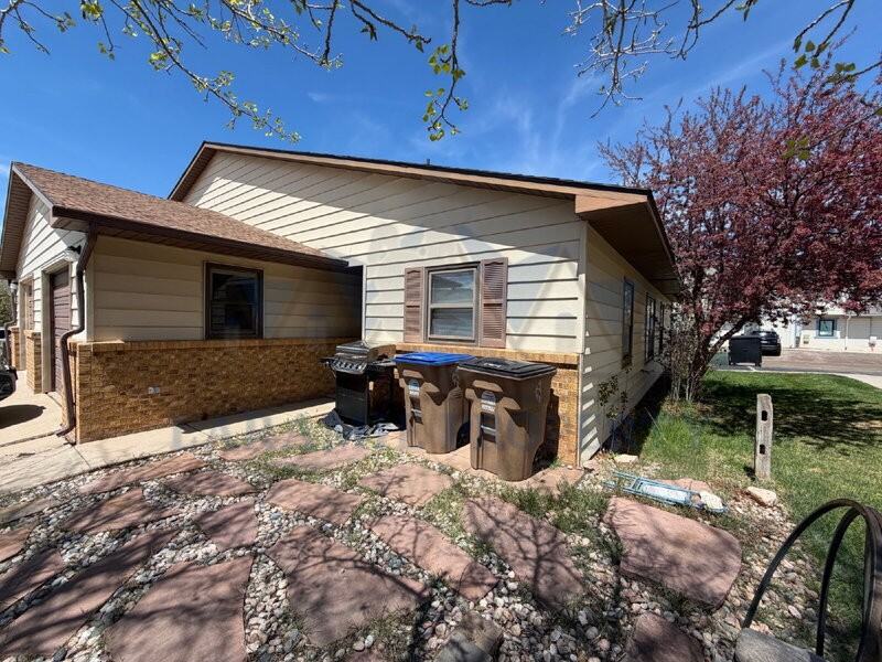 1905 Alsop Ln - Photo 3 of 24