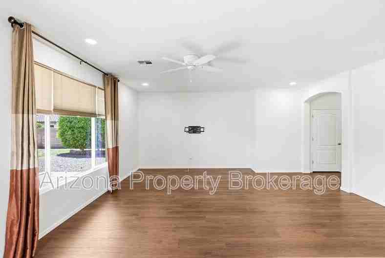 4551 Luna Rd W - Photo 6 of 32