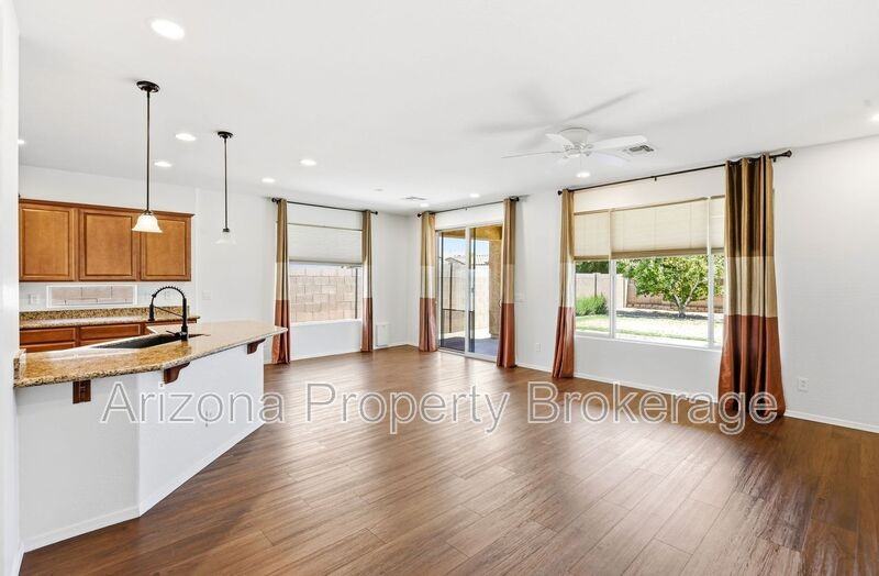 4551 Luna Rd W - Photo 7 of 32