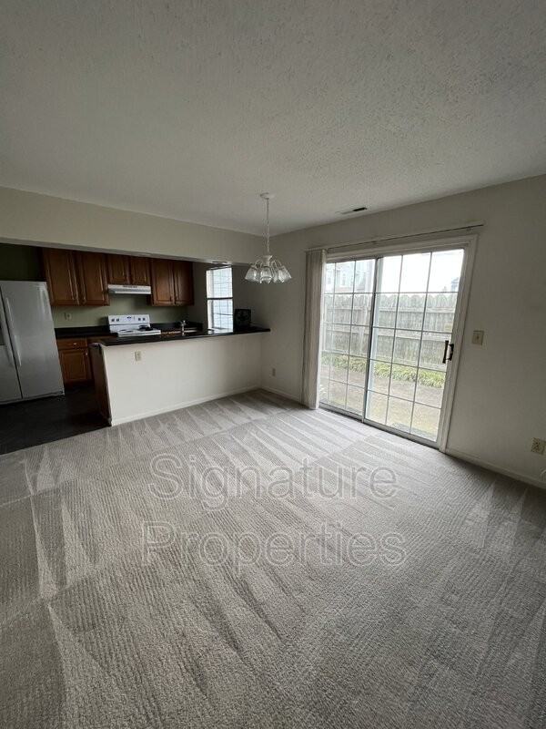 735 Ridge Cir - Photo 2 of 13