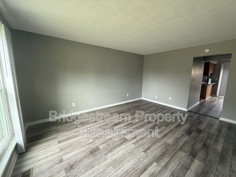 969 Taylorsview Dr - Photo 2 of 9