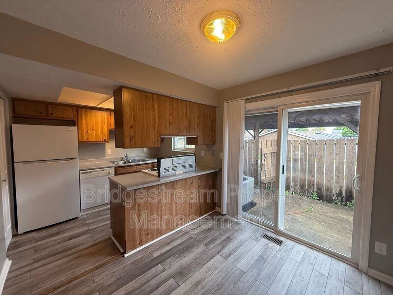 969 Taylorsview Dr - Photo 3 of 9
