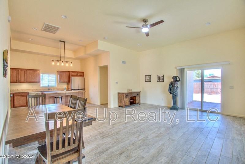 310 W 27th St - Photo 3 of 18