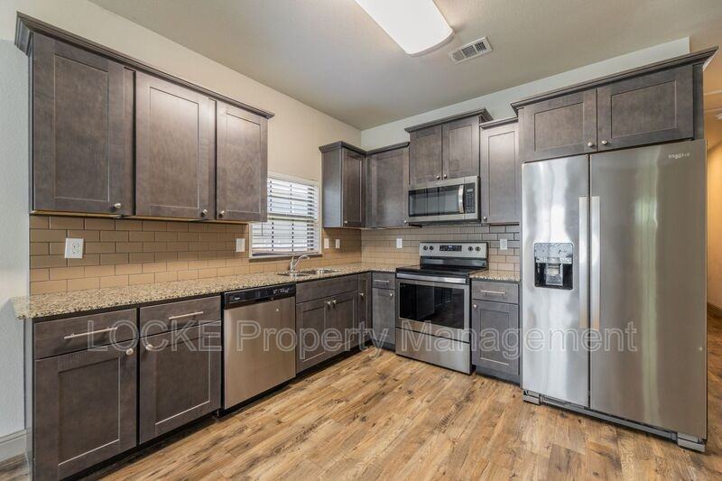 512 E Akard St #400 - Photo 5 of 14
