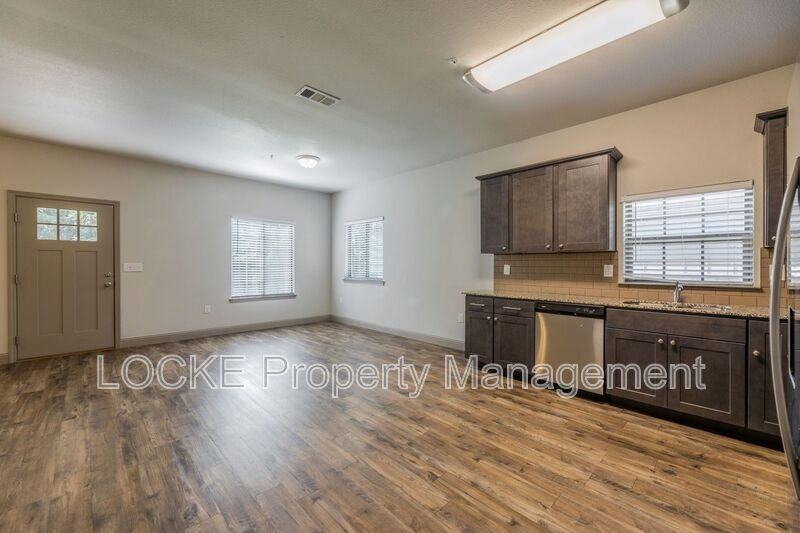 512 E Akard St #400 - Photo 6 of 14