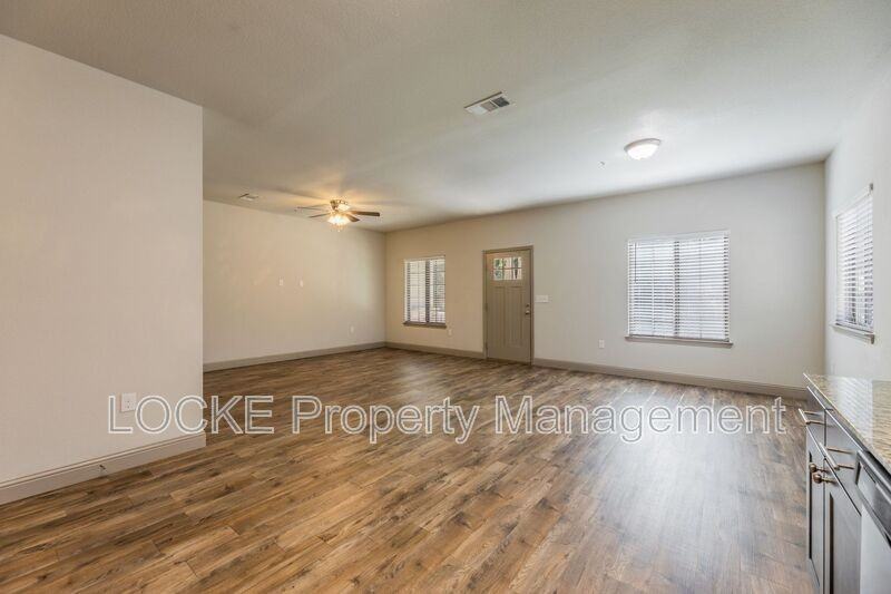 512 E Akard St #400 - Photo 7 of 14