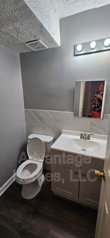 721 N 70th Ter - Photo 5 of 14