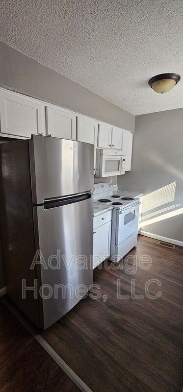 721 N 70th Ter - Photo 6 of 14