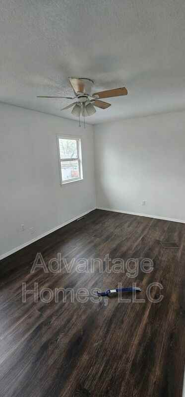 721 N 70th Ter - Photo 7 of 14