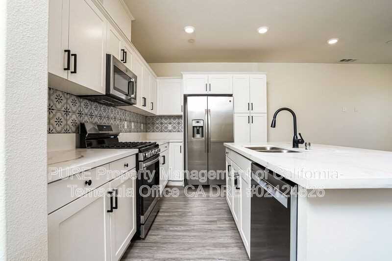 30383 Town Square Dr - Photo 2 of 19