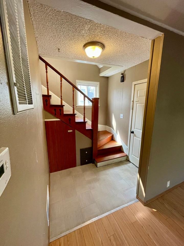 1106 N B St - Photo 3 of 19