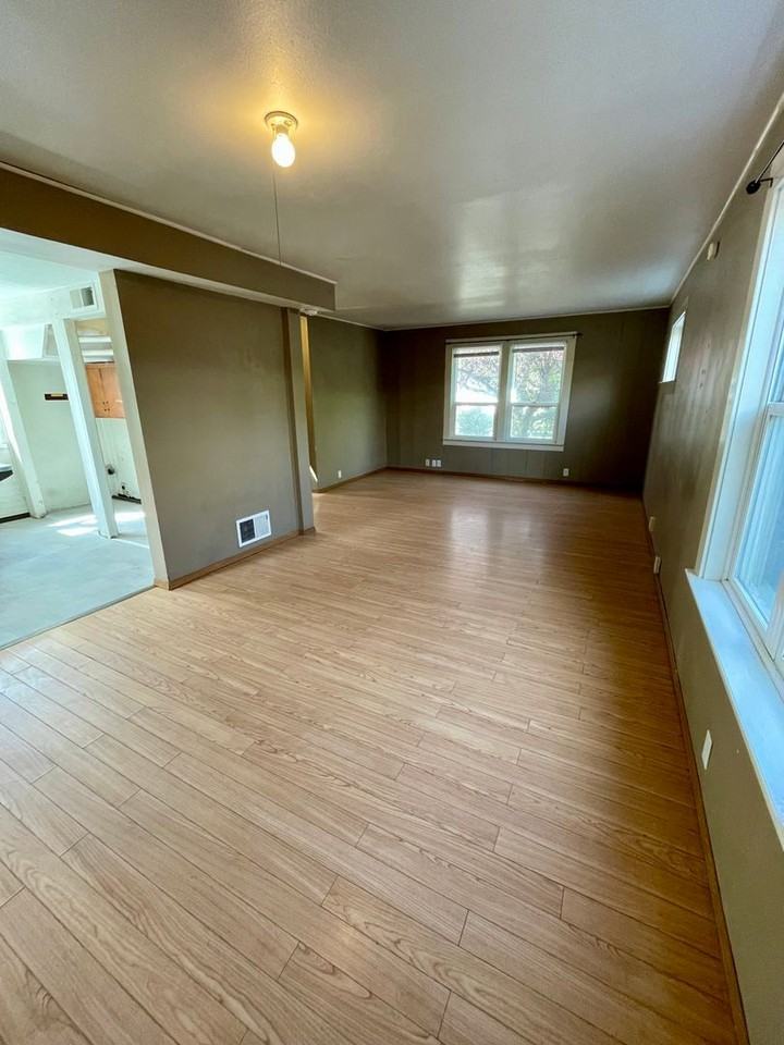 1106 N B St - Photo 4 of 19
