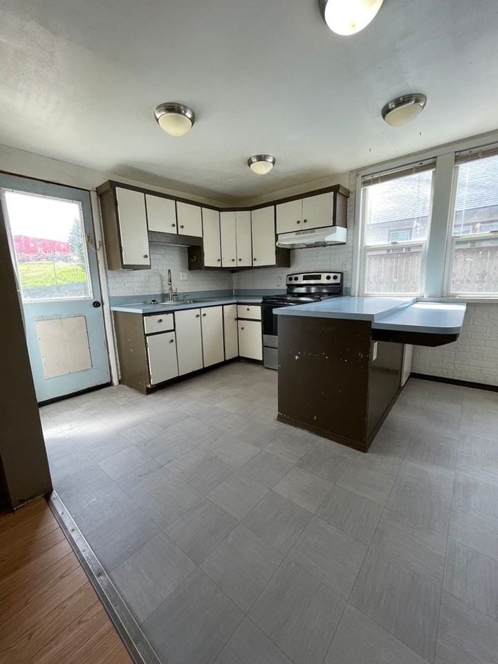 1106 N B St - Photo 5 of 19