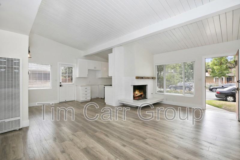 2100 Haven Pl - Photo 4 of 21