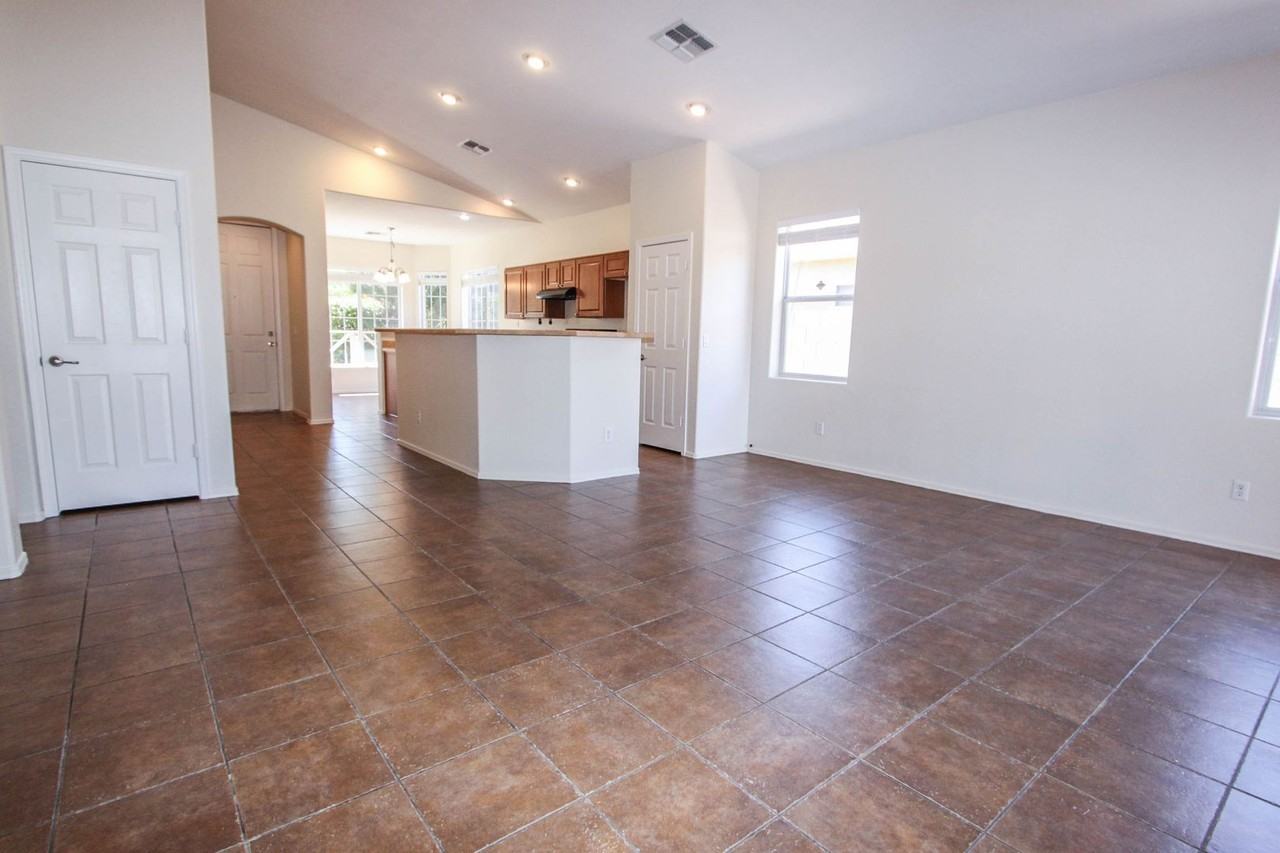 7905 N Music Mountain Ln - Photo 2 of 17