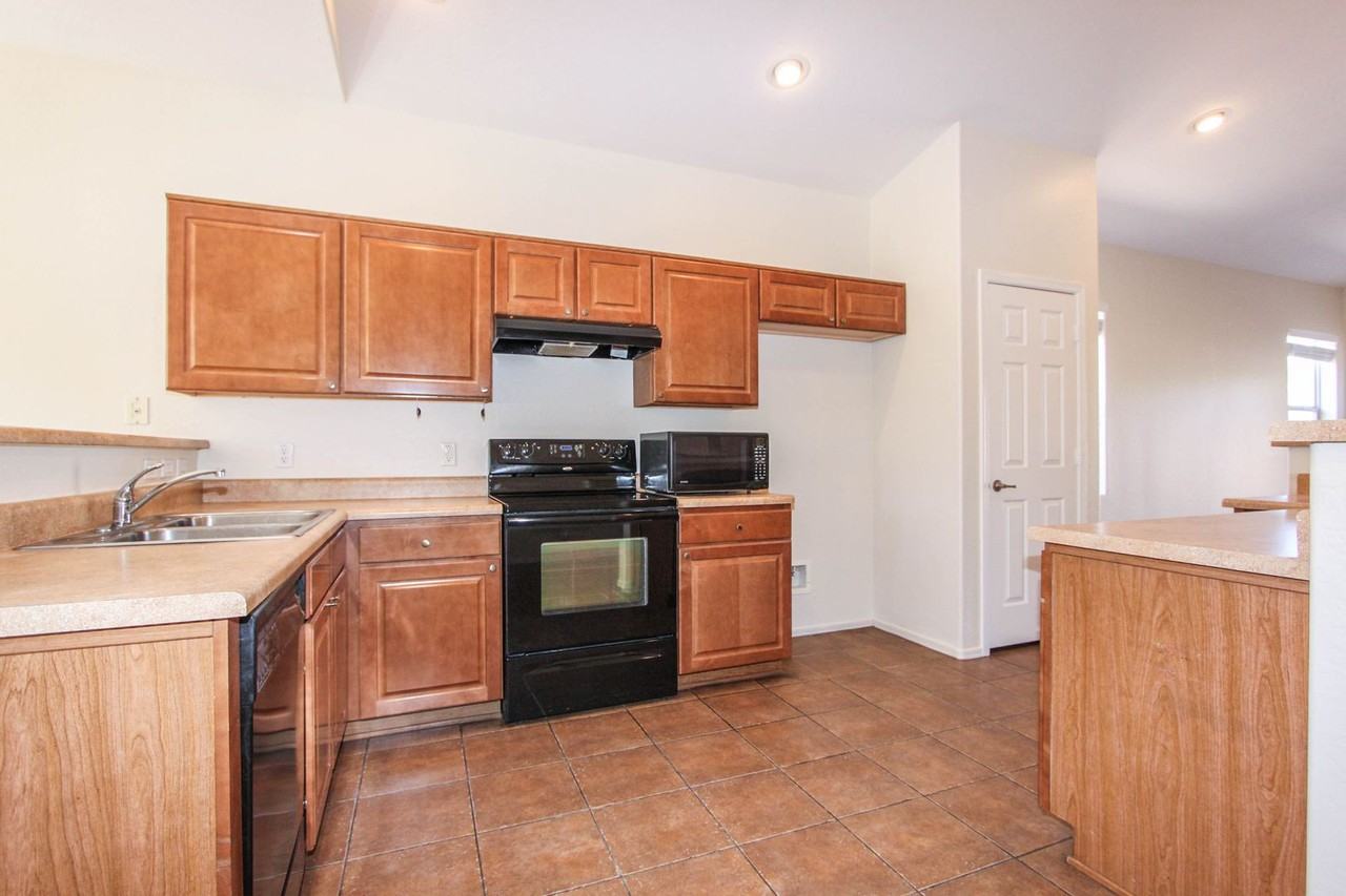 7905 N Music Mountain Ln - Photo 4 of 17