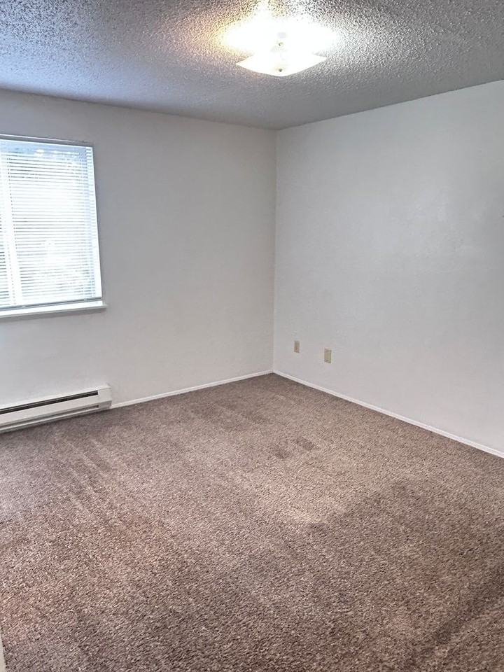Evergreen Court Apartments - Photo 4 of 13