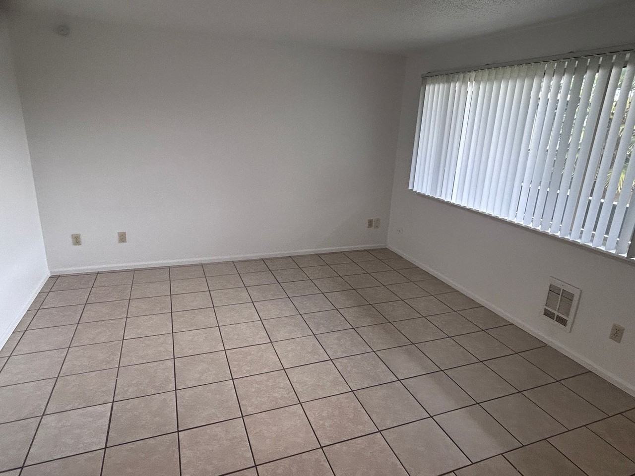 Evergreen Court Apartments - Photo 7 of 13