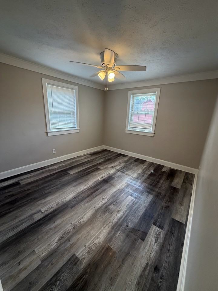 1633 Mahoning Avenue - Photo 6 of 8