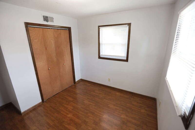 2035 Andrew St Se - Photo 5 of 10