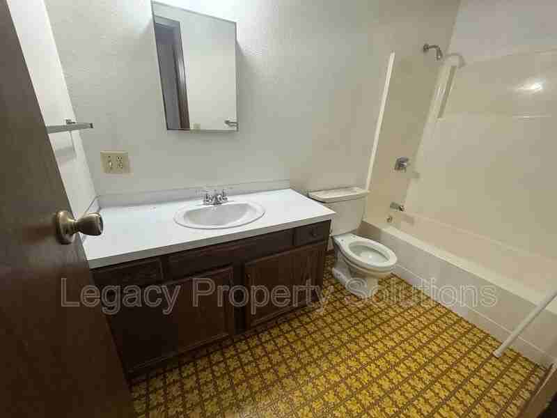 305 W Bismarck Expy N #5 - Photo 6 of 6