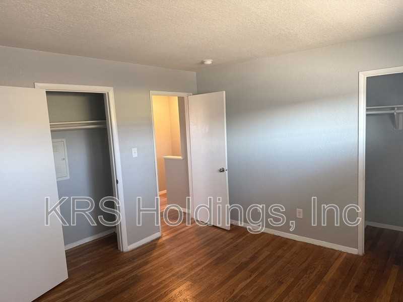 947 41st St - Photo 3 of 5