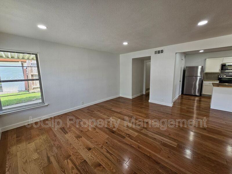 2402 Housley Dr - Photo 5 of 29