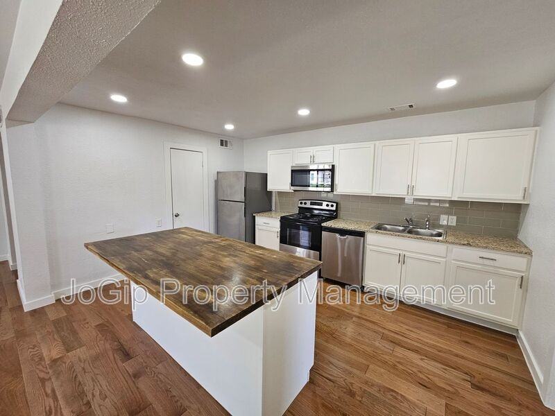 2402 Housley Dr - Photo 4 of 29