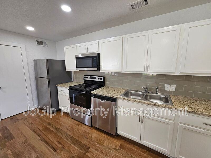 2402 Housley Dr - Photo 3 of 29