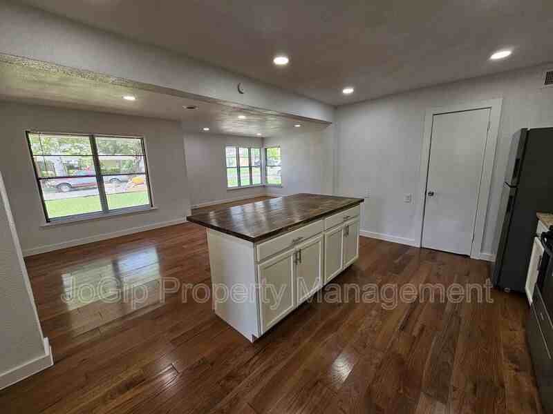 2402 Housley Dr - Photo 7 of 29