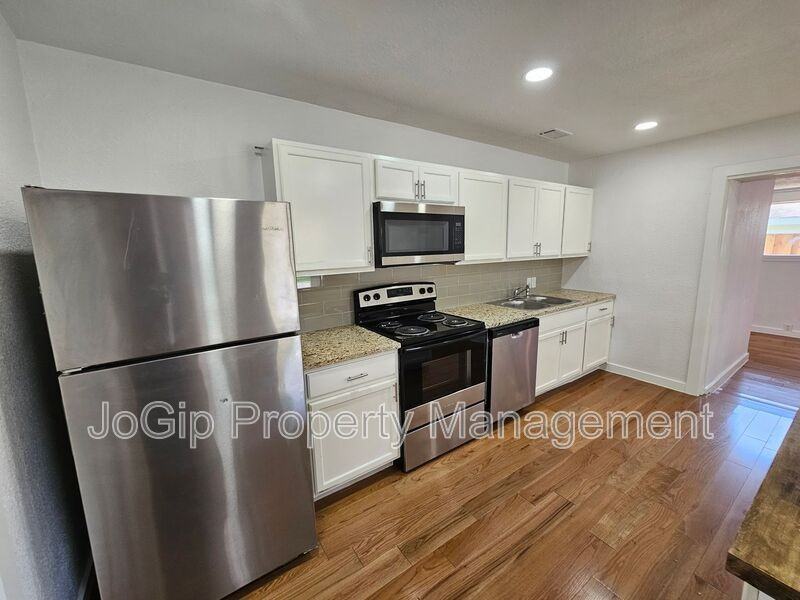 2402 Housley Dr - Photo 2 of 29