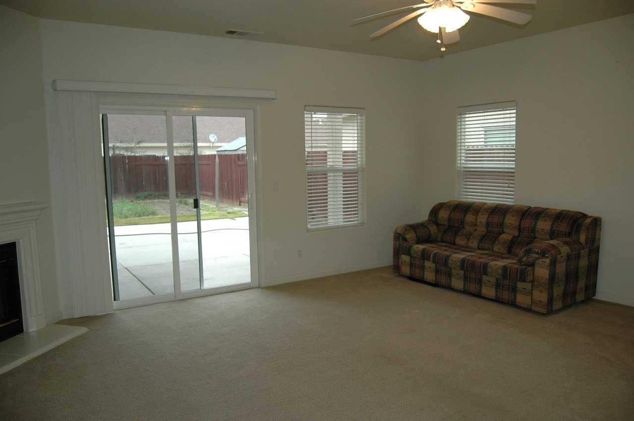 1631 Gillette Dr - Photo 5 of 11