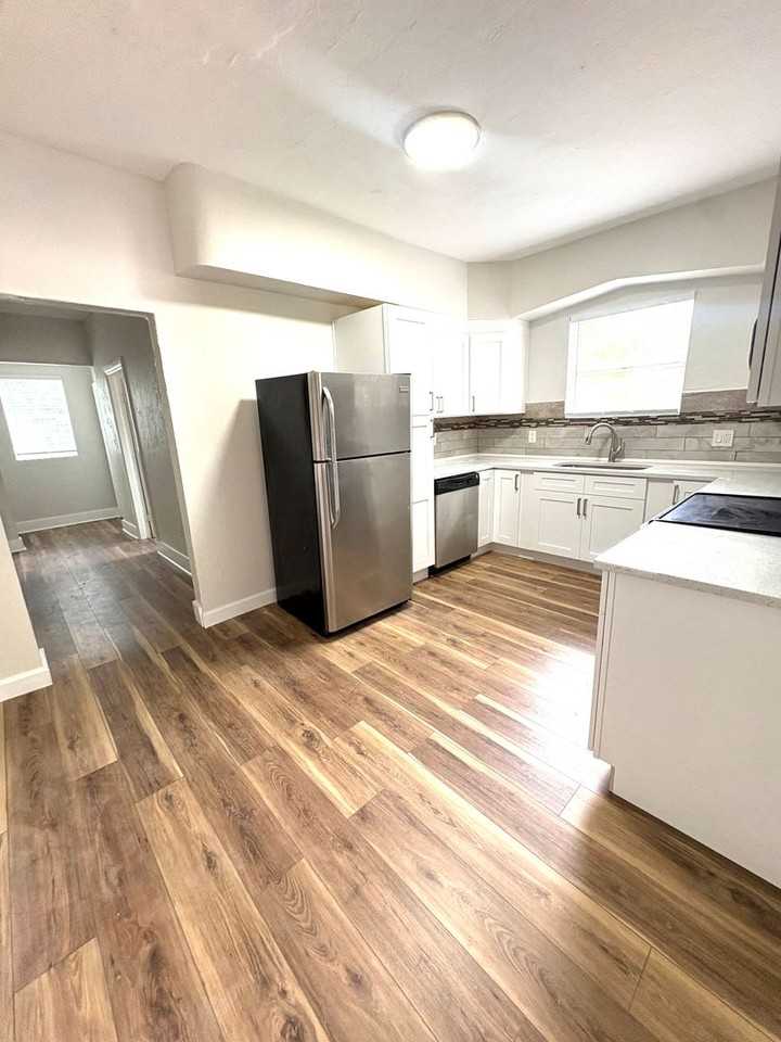 4106 W Arch St - Photo 3 of 27