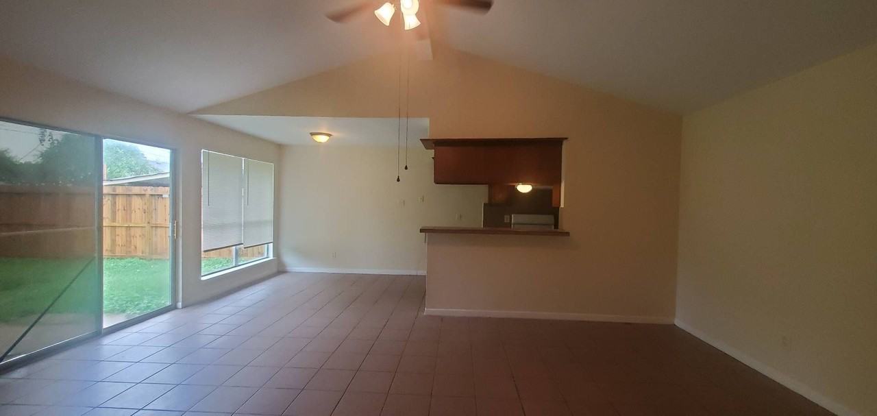 1140 Greencroft St - Photo 4 of 20