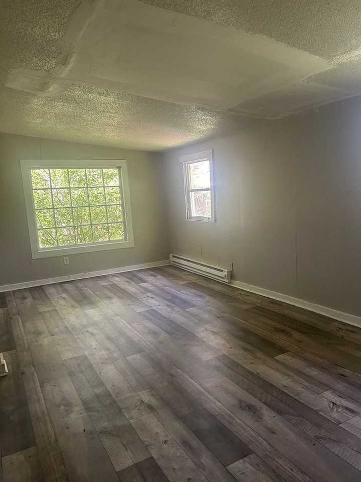 1328 1/2 Greenslake Rd - Photo 3 of 5
